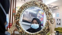 Petugas menunjukkan salah satu produk yang dipamerkan di Rumah BUMN Demak.