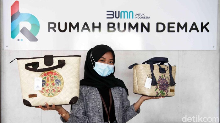 Pegawai BRI memperlihatkan produk UMKM di kawasan Rumah BUMN Bank BRI, Demak, Jawa Tengah, Senin (1/3). Rumah BUMN tersebut merupakan salah satu tempat untuk mempamerkan produk hasil UMKM di Kabupaten Demak.