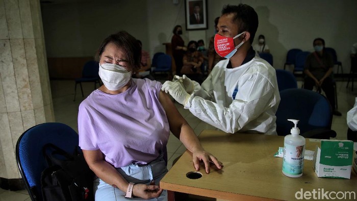 Petugas tenaga kesehatan memberikan vaksin kepada tokoh agama di kawasan Balai Yos Sudarso Kantor Walikota Jakarta Utara, Senin (15/3). Pencanangan Vaksinasi Corona Virus Disease 2019 (Covid-19) bagi tokoh agama digelar di Balai Yos Sudarso, Kantor Walikota Administrasi Jakarta Utara. Pencanangan menandai telah dimulainya vaksinasi bagi tokoh agama yang juga digelar di setiap Puskesmas Kelurahan se-Jakarta Utara.