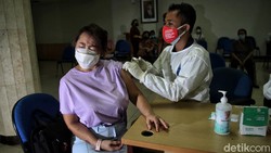 Tokoh agama mulai menjalani vaksinasi COVID-19 di kantor Walikota Jakarta Utara. Vaksinasi ini merupakan salah satu upaya untuk mencegah penularan COVID-19.