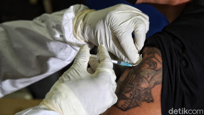 Melihat Vaksinasi Tokoh Agama di Jakarta Utara Petugas tenaga kesehatan memberikan vaksin kepada tokoh agama di kawasan Balai Yos Sudarso Kantor Walikota Jakarta Utara, Senin (15/3). Pencanangan Vaksinasi Corona Virus Disease 2019 (Covid-19) bagi tokoh agama digelar di Balai Yos Sudarso, Kantor Walikota Administrasi Jakarta Utara. Pencanangan menandai telah dimulainya vaksinasi bagi tokoh agama yang juga digelar di setiap Puskesmas Kelurahan se-Jakarta Utara.