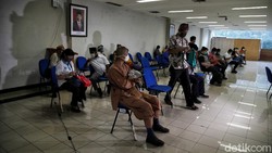 Tokoh agama mulai menjalani vaksinasi COVID-19 di kantor Walikota Jakarta Utara. Vaksinasi ini merupakan salah satu upaya untuk mencegah penularan COVID-19.