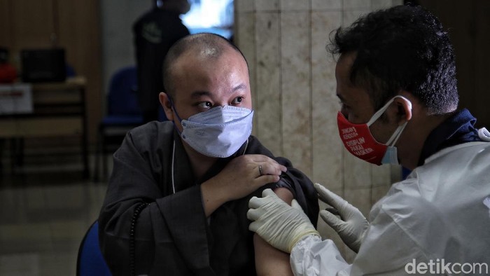 Petugas tenaga kesehatan memberikan vaksin kepada tokoh agama di kawasan Balai Yos Sudarso Kantor Walikota Jakarta Utara, Senin (15/3). Pencanangan Vaksinasi Corona Virus Disease 2019 (Covid-19) bagi tokoh agama digelar di Balai Yos Sudarso, Kantor Walikota Administrasi Jakarta Utara. Pencanangan menandai telah dimulainya vaksinasi bagi tokoh agama yang juga digelar di setiap Puskesmas Kelurahan se-Jakarta Utara.