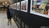 Pengunjung tengah menikmati pameran foto yang disuguhkan.