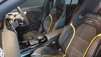 Kemudian untuk fitur keselamatan dan bantuan pengemudi (driving assistance), fitur yang ditawarkan meliputi Active Brake Assist, Active Parking Assist with Parktronic, lalu Automatic Deactivation of Front Passenger Airbag, Blind Spot Assist, Cruise control, Kneebag, Reversing Camera, Tyre Pressure Monitoring System, serta LED High Performance Headlamps, dan Windscreen Wiper with Rain Sensor. Foto: Luthfi Anshori