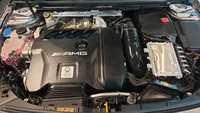 Selain performa mesin yang menjanjikan, hal menarik lain di mobil ini adalah perakitan mesinnya yang dilakukan secara manual oleh tangan para insinyur AMG. Perlu waktu sekitar 3 jam untuk merakit mesin Mercedes-AMG CLA 45 S 4Matic+ Coupe. Dan sebagai bukti jika mesin mobil ini dirakit oleh satu orang terampil, di bagian cover mesin terdapat semacam plat besi yang dibubuhi tanda tangan mekanik perakit mesin mobil itu. Foto: Luthfi Anshori