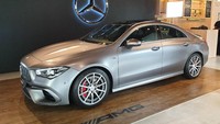 Bicara bagian eksterior mobil ini, sudah menggunakan style bodi dari AMG yang cenderung lebih wide (lebar), kemudian kaki-kakinya menggunakan pelek 18-inch AMG 10-Spoke Light-Alloy Wheels, dengan piringan cakram yang lebih besar. Foto: Luthfi Anshori