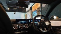Selanjutnya di bagian interior, sudah dibekali panel layar sentuh 10.25-inch media display, dengan Advanced Sound System, All-Digital Instrument Display, MBUX Multimedia System, dan sudah bisa menjalankan konektivitas Android Auto dan Apple CarPlay. Foto: Luthfi Anshori
