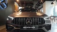 Performa mesin itu disalurkan ke semua roda (All Wheel Drive) dengan distribusi tenaga ke roda depan dan roda belakang masing-masing 50%. Sedang untuk sistem penggeraknya adalah transmisi otomatis 8 percepatan, DCT (Dual Clutch Transmissions) AMG Speedshift 8G. Foto: Luthfi Anshori