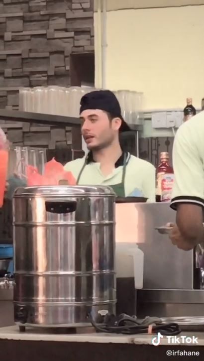 Mirip Aktor Turki, Penjaga Warung Makan Ini Tampannya Bikin Gagal Fokus!