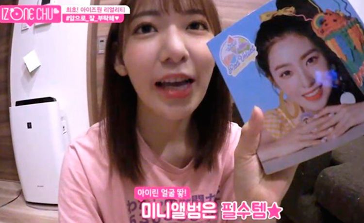 Miyawaki Sakura memamerkan koleksi merchandise Red Velvet miliknya