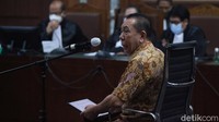 Djoko Tjandra meminta majelis hakim menolak pembuktian dan tuntutan jaksa. Dia juga berharap dibebaskan atas segala dakwaan dan tuntutan. Diketahui, Djoko Tjandra diyakini jaksa memberi suap ke dua jenderal polisi berkaitan dengan red notice serta menyuap jaksa Pinangki Sirna Malasari terkait fatwa Mahkamah Agung (MA).