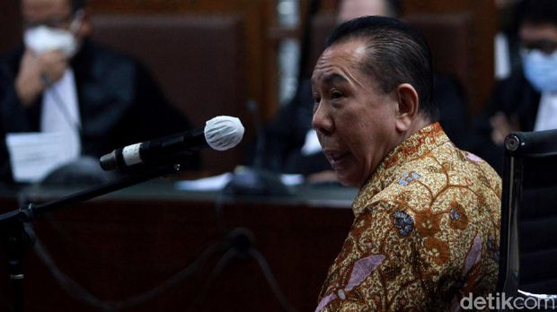 Momen Djoko Tjandra Klaim Jadi Korban saat Baca Pledoi Joko Soegiarto Tjandra alias Djoko Tjandra tidak terima dituntut 4 tahun penjara. Dia mengklaim telah menjadi korban tipu-tipu dari seorang Pinangki Sirna Malasari.