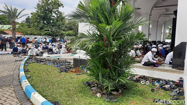 Momen Jemaah Salatkan Jenazah Habib Musthofa