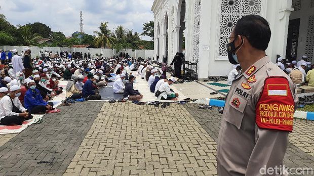 Momen Jemaah Salatkan Jenazah Habib Musthofa