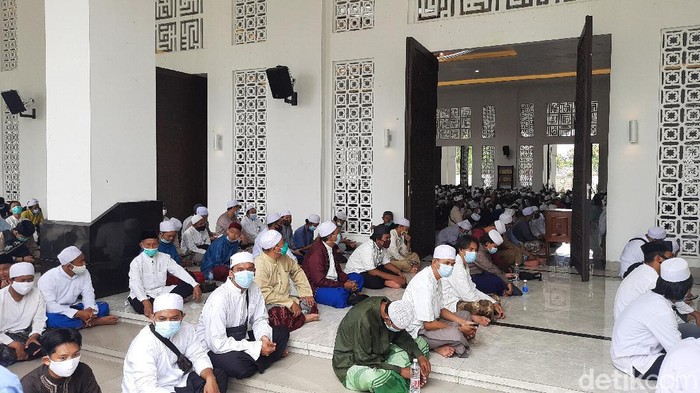 Momen Jemaah Salatkan Jenazah Habib Musthofa
