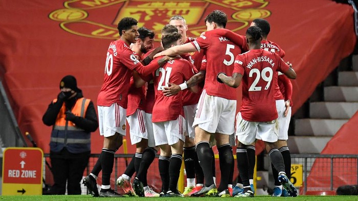 MANCHESTER, ENGLAND - MARCH 14: Scott McTominay of Manchester United celebrates with Bruno Fernandes and team mates after their sides first goal, an own goal scored by Craig Dawson (Not pictured) of West Ham United during the Premier League match between Manchester United and West Ham United at Old Trafford on March 14, 2021 in Manchester, England. Sporting stadiums around the UK remain under strict restrictions due to the Coronavirus Pandemic as Government social distancing laws prohibit fans inside venues resulting in games being played behind closed doors. (Photo by Peter Powell - Pool/Getty Images)