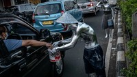 Hingga akhirnya ia memilih menjadi Manusia Silver dan mengamen di sudut-sudut kota.  