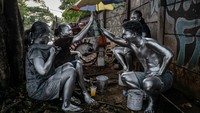detikcom beberapa waktu lalu pernah mewawancarai langsung manusia silver, bernama Anton. Ia biasanya beratraksi di perempatan Ciledug, dekat dengan CBD Ciledug Tangerang. Foto: Getty Images/Ulet Ifansasti