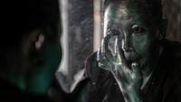 Informasi pekerjaan manusia silver didapatnya dari teman yang sudah lebih dulu menjalani aktivitas itu. Anto saat itu tergiur karena menjadi manusia silver dengan modal sedikit, tetapi penghasilannya lebih dari supir angkot. Foto: Getty Images/Ulet Ifansasti