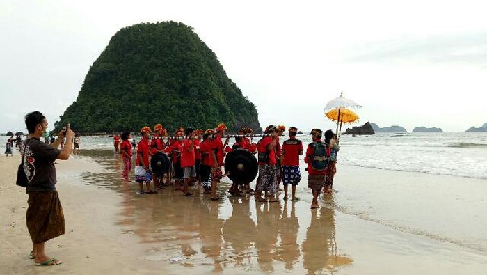 nyepi di pulau merah banyuwangi