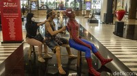 Karya-karya yang dipajang menarik minat para pengunjung untuk berfoto bersama.  