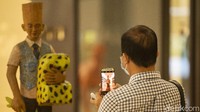 Pengunjung mengabadikan seni instalasi yang dipamerkan dalam pameran Seni yang Tidak Pernah Pudar di Plaza Indonesia, Jakarta, Senin (15/3/2021).   