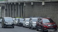 Jalan yang memiliki tiga lajur kini hanya menyisakan dua lajur imbas digunakan untuk parkir.