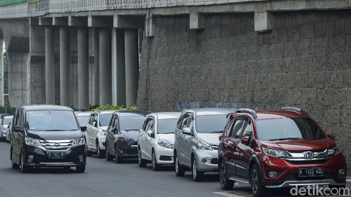 Sejumlah mobil terlihat memarkirkan kendaraannya secara sembarangan di Jalan Trunojoyo, Kebayoran Baru, Jakarta.