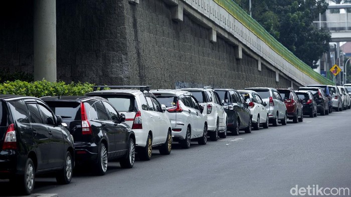 Parkir Sembarangan di Jalan Trunojoyo Lagi Ngehits Sejumlah mobil terlihat memarkirkan kendaraannya secara sembarangan di Jalan Trunojoyo, Kebayoran Baru, Jakarta.