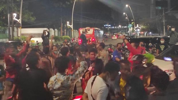 Massa mendatangi DPP PD di Menteng, Jakpus, Senin (15/3/2021).