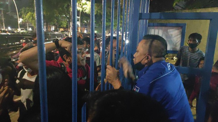Massa mendatangi DPP PD di Menteng, Jakpus, Senin (15/3/2021).