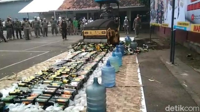 Pemkab Cianjur musnahkan ribuan botol miras dan obat terlarang