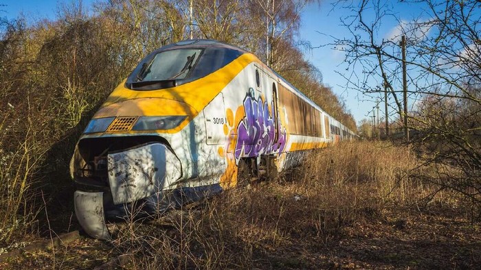 Belum lama ini ditemukan kereta cepat terbengkalai di Valenciennes, Prancis. Kereta yang dimaksud adalah Eurostar 373018, yang sudah beroperasi sejak tahun 1994.