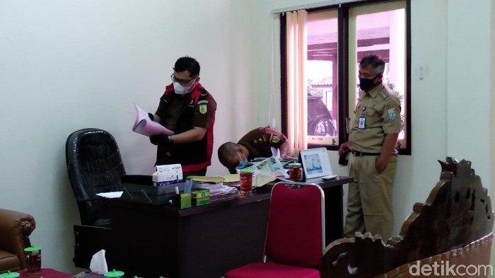 Penggeledahan kantor Kecamatan Purbalingga oleh tim Kejari