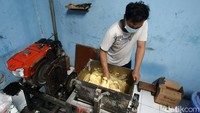 Pekerja melakukan penggilingan adonan yang akan dibuat roti.