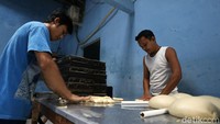 Pandemi COVID-19 sangat berdampak bagi para perajin roti tersebut.