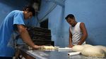 Perajin Roti Mencoba Bertahan di Tengah Pandemi