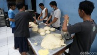 Pandemi COVID-19 mengakibatkan omzet perajin roti mengalami penurunan.