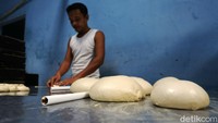 Penurunan omzet dikarenakan sepinya daya beli roti di masa pandemi Corona.