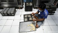 Mereka tetap melakukan produksi roti meski permintaan mengalami penurunan.