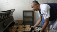 Sebelum pandemi COVID-19, mereka mampu memproduksi 1.000 roti per hari. 