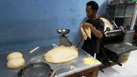 Sejumlah pekerja menyelesaikan pembuatan roti skala rumahan di Desa Bojongkulur, Kabupaten Bogor, Senin (15/03/2021). 