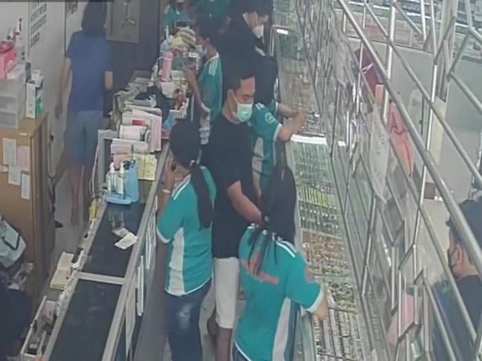 Empat orang yang disebut melakukan perampokan toko emas di Banyuwangi sudah ditetapkan menjadi tersangka. Mereka ditahan di Mapolresta Banyuwangi.