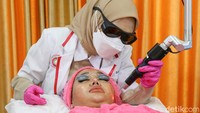 Kemudian Picosure laser untuk meregenerasikan sel kulit, mencerahkan kulit, melembapkan kulit, dan mengecilkan pori pori juga, bsia juga memudarkan flek, bekas jerawat, tanda lahir dan luka di badan.   