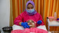 Dokter Reza Gladys melakukan perawatan kecantikan kepada artis Lucinta Luna di klinik Glafidsya Medika, Lebak Bulus, Jakarta.   