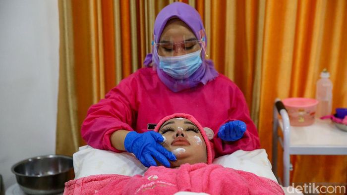 Dokter Reza Gladys melakukan perawatan kecantikan kepada artis Lucinta Luna di klinik Glafidsya Medika, Lebak Bulus, Senin (15/3/2021).