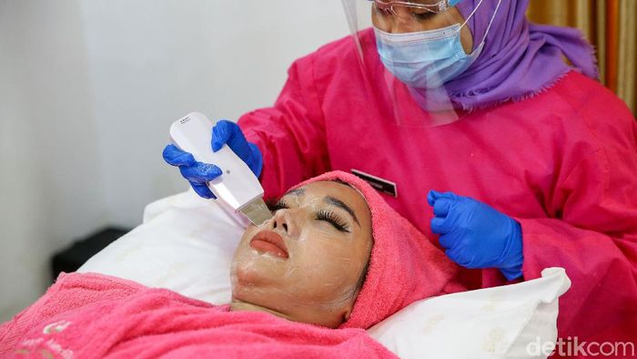 Dokter Reza Gladys melakukan perawatan kecantikan kepada artis Lucinta Luna di klinik Glafidsya Medika, Lebak Bulus, Senin (15/3/2021).
