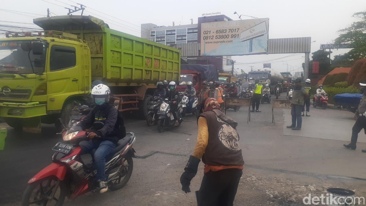 Perbaikan jalan di Jl Raya Industri, Kabupaten Bekasi. (Afzal Nur Iman/detikcom)
