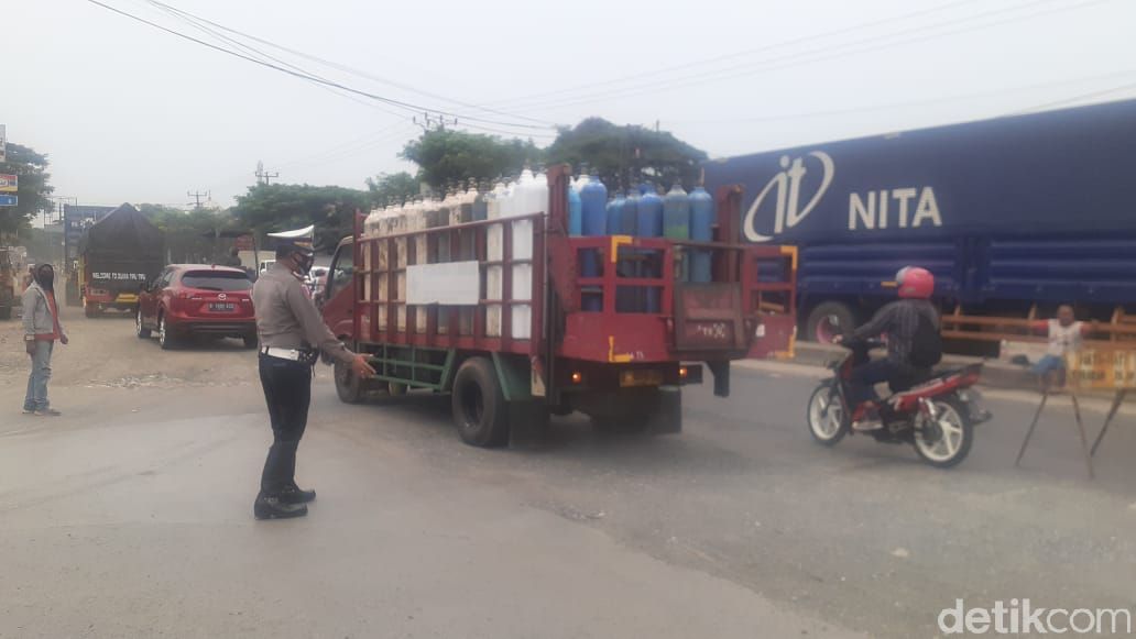 Perbaikan jalan di Jl Raya Industri, Kabupaten Bekasi. (Afzal Nur Iman/detikcom)